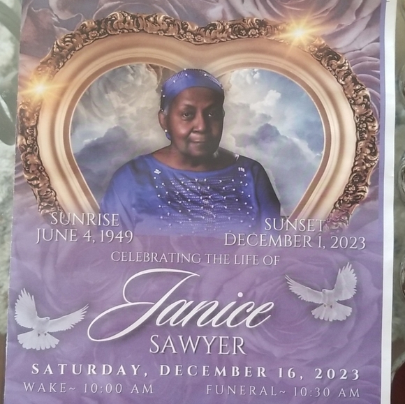 Julia is LIVE, LUXURY & DESIGNER SHARE SHOW BAGS & WALLETS SHARE 2 - Picture 15 of 16